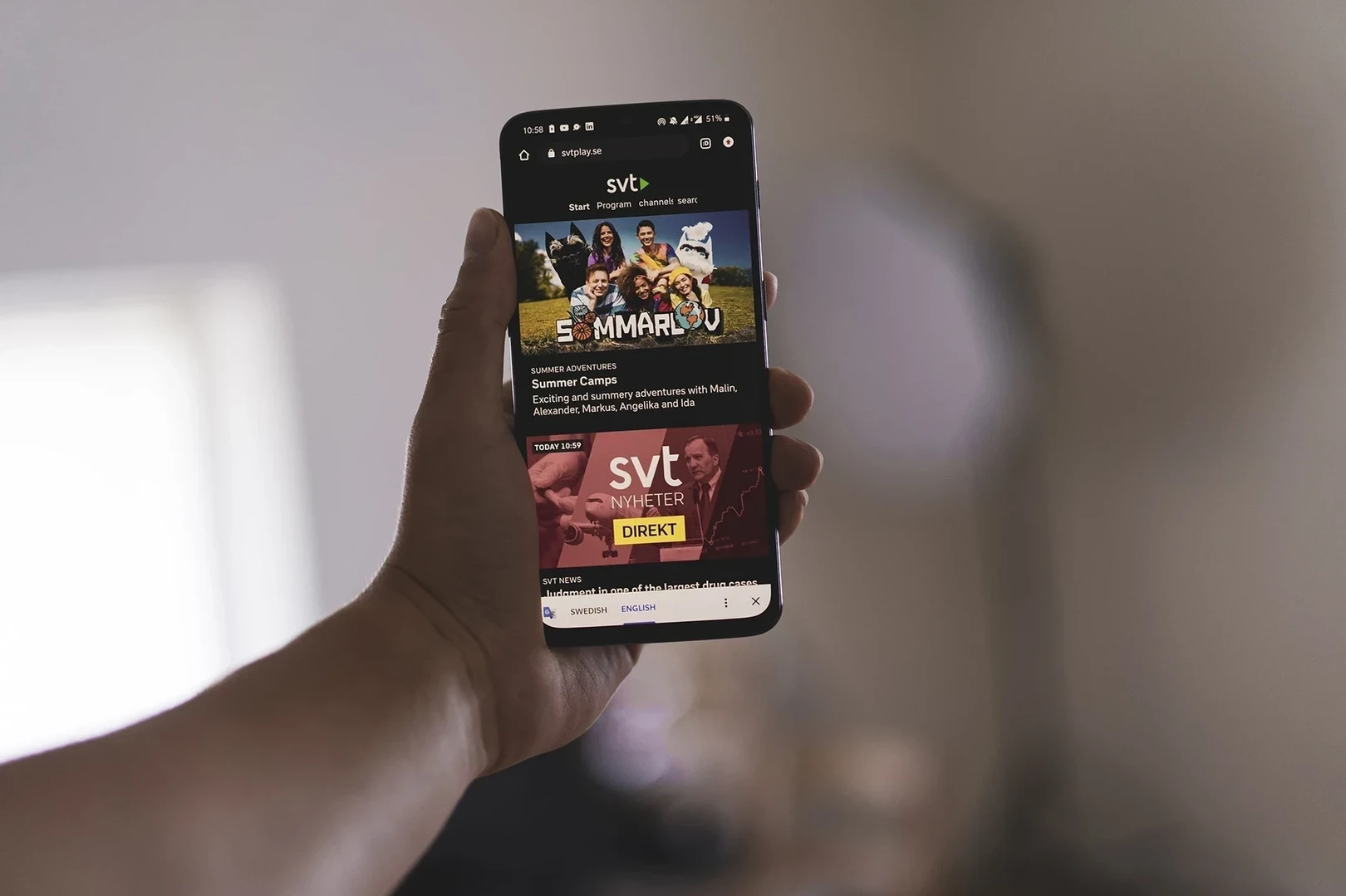 如何在丹麦观看 SVT Play  1. **使用 VPN** 
 若要在丹麦观看 SVT Play，首先需要下载并安装一个可靠的 VPN 服务。选择一个可以将你的 IP 地址更改为瑞典的 VPN。  2. **连接到瑞典伺服器** 
 打开 VPN 应用程序，并选择连接到瑞典的伺服器。这样可以让你获得瑞典的 IP 地址，从而访问 SVT Play 的内容。  3. **访问 SVT Play 网站** 
 连接成功后，打开浏览器，访问 [SVT Play 网站](https://www.svtplay.se)。你现在应该能够无障碍地观看内容。  4. **登录或注册帐户（如果需要）** 
 某些内容可能需要用户登录。根据需要创建一个帐户或使用你已有的帐户登录。  5. **开始观看** 
 找到你想要观看的节目，轻松享受 SVT Play 提供的各种精彩内容。  注意：使用 VPN 可能会影响网络速度，建议选择速度快且稳定的服务。