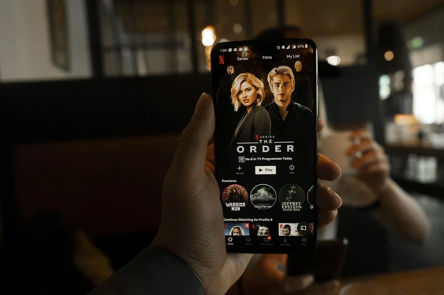 如何修复 Netflix 的代理检测错误  Netflix 代理检测错误通常表示您使用的 VPN 或代理伺服器无法绕过 Netflix 的地理限制。以下是一些可以尝试的修复方法：  1. **更换 VPN 伺服器** 
 许多 VPN 提供商拥有多个伺服器，尝试切换到另一个伺服器位置，这可能有助于绕过检测。  2. **选择专为串流设计的 VPN** 
 有些 VPN 专门针对串流服务进行优化，选择这类服务提供商可能会更有效率。  3. **清除浏览器快取和 Cookie** 
 有时候，旧的快取和 Cookie 可能会干扰串流服务。清理浏览器的快取和 Cookie 后，可以重新尝试连接 Netflix。  4. **关闭代理设置** 
 如果您同时使用 VPN 和代理伺服器，请确保禁用代理设置，以避免干扰。  5. **使用不同的浏览器或装置** 
 尝试在另一个浏览器或装置上访问 Netflix，这有助于排除浏览器特定的问题。  6. **联系 VPN 客服** 
 如果以上方法都无效，联系您的 VPN 提供商的客服，寻求他们的支援和建议。  遵循这些步骤，您应该可以修复 Netflix 的代理检测错误，顺利观看您喜欢的影视内容。